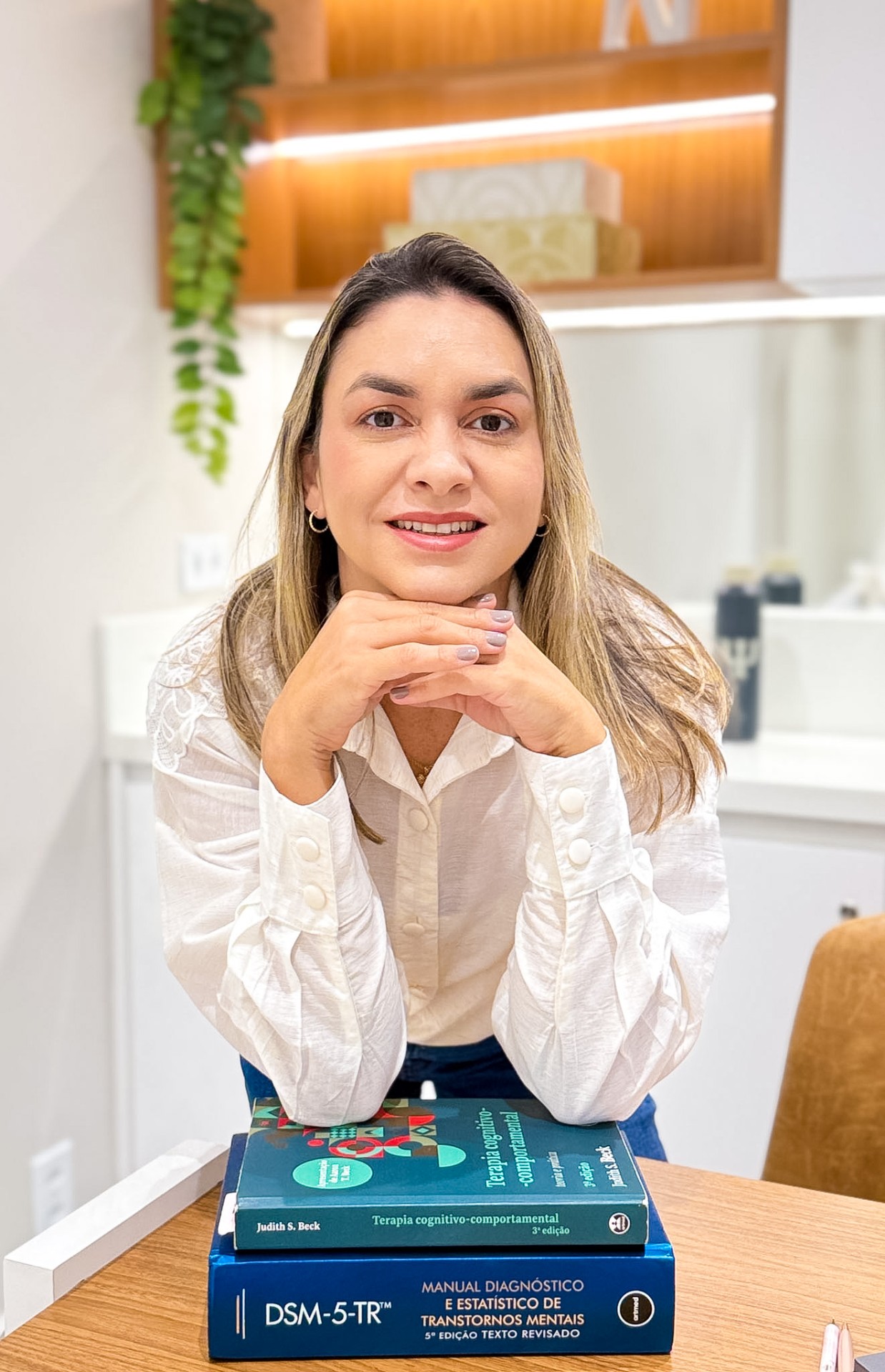 Paula em seu consultório